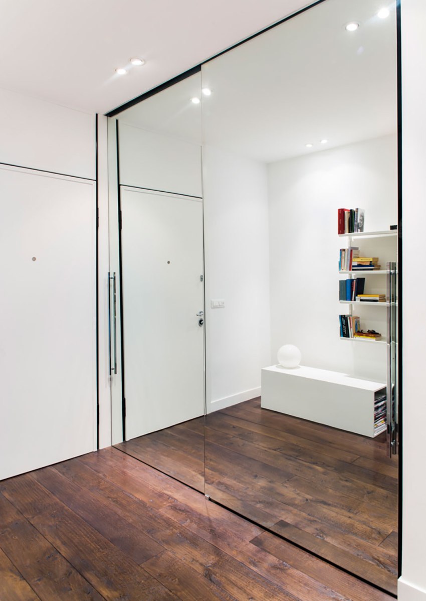 There are practically no drawbacks to sliding wardrobes, except for the inconvenience of sliding doors, which, opening some shelves, close others