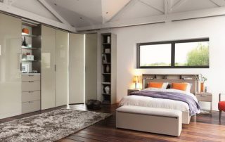 Kutni ormar u spavaćoj sobi: prostrani i multifunkcionalni element sobe