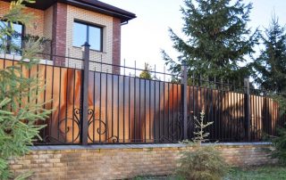 Polycarbonate fence: options, material selection and installation features