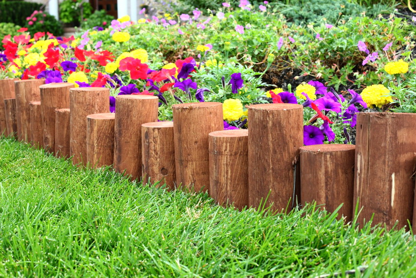 Wood is a fairly versatile material from which you can create interesting creative options for fences.