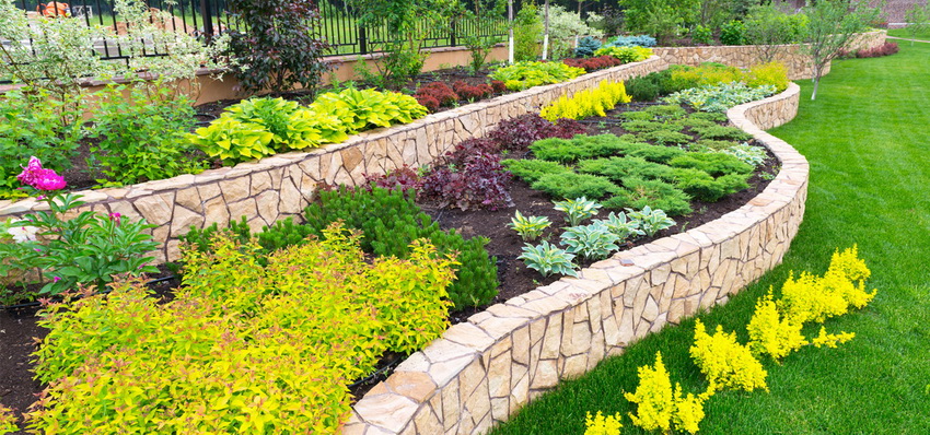 The advantage of stone fences in their durability and ease of maintenance