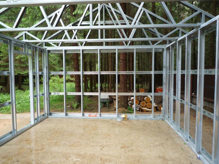 Okvir za garažu može se graditi od različitih materijala, ali najčešće se koriste drvene grede i metalni profili.