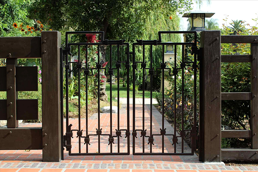 The material from which the gate is made must correspond to climatic conditions