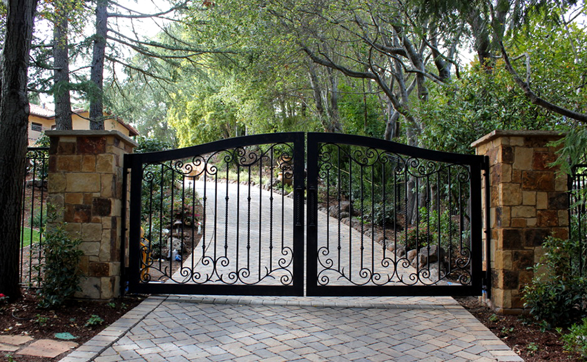 When choosing a gate, you need to take into account the opening options, the size of the leaves and the type of locking mechanism
