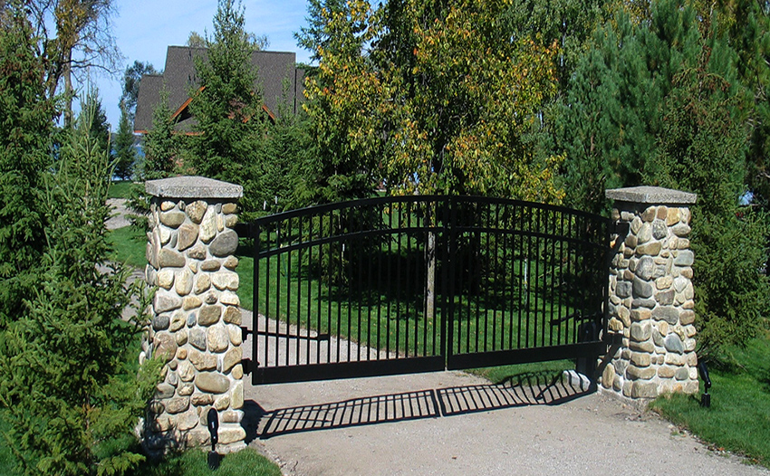 According to the degree of openness, the gates are divided into deaf, solid and transparent