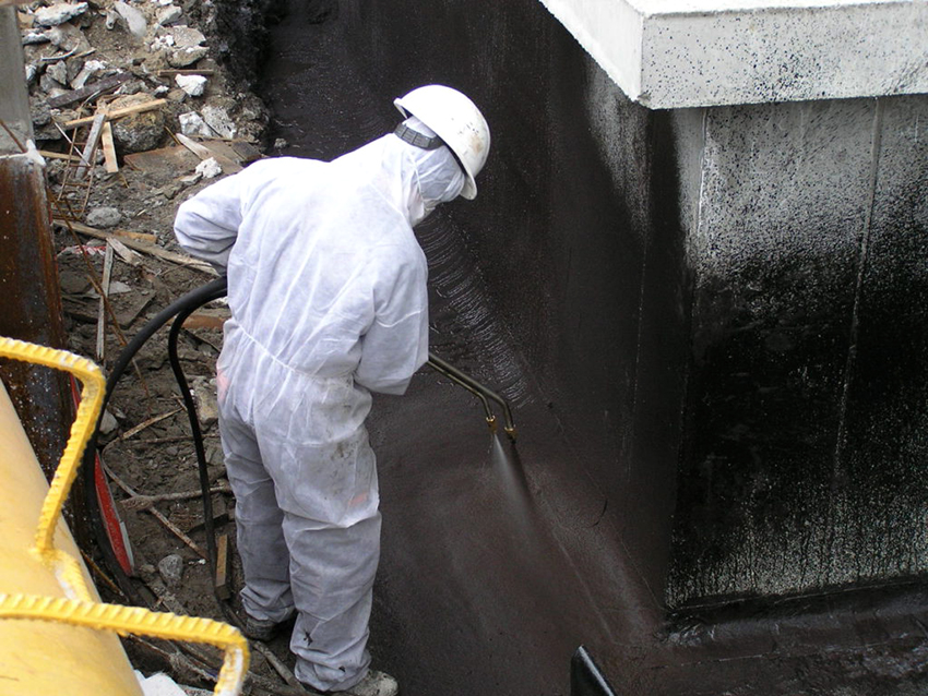 Osim što ga štiti od vlage, hidroizolacijska smjesa čini beton trajnijim, sprečava širenje gljivica i plijesni.