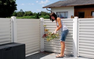 Gard jaluzele metalice: cum să creați un gard frumos și durabil