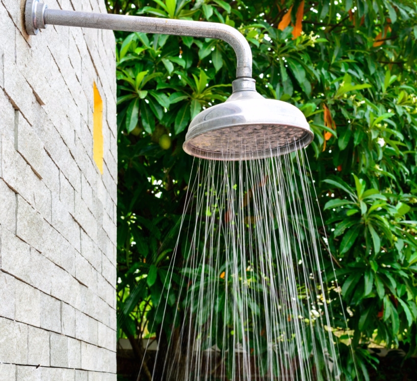 Nevýhodou ploché plastové sprchové nádrže je potřeba neustále udržovat vysoký tlak vody