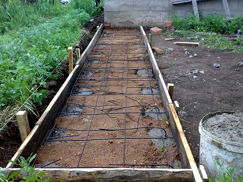 The foundation is reinforced with a rod or solid mesh, and poured with concrete