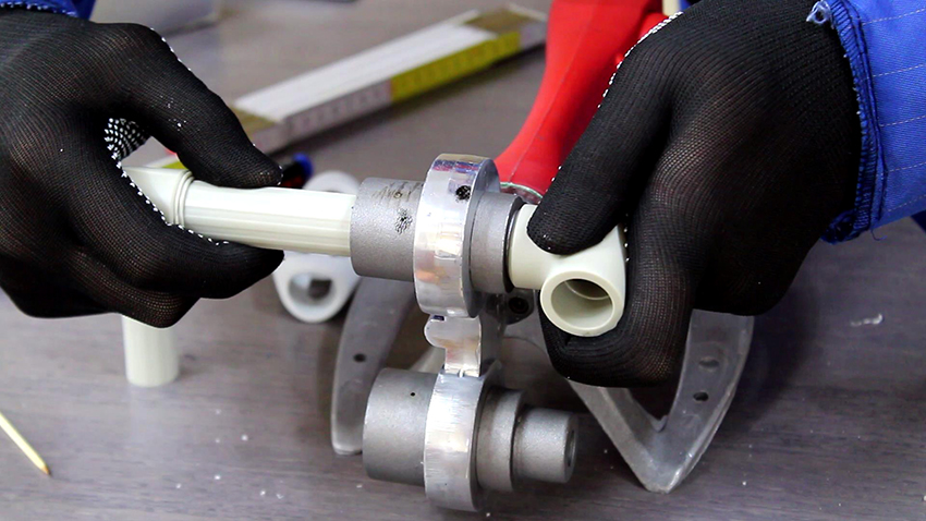 U procesu stvaranja prskalice vlastitim rukama trebat će vam uređaj za lemljenje plastičnih cijevi