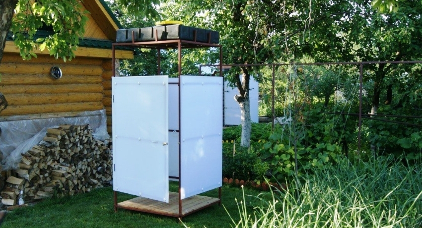 Vyhřívaná sprcha pro letní chaty: pohodlný odpočinek kdykoli