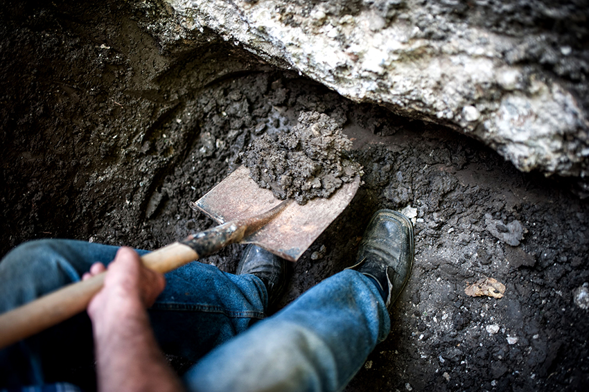 Prvi korak u stvaranju stacionarne fontane je kopanje temeljne jame