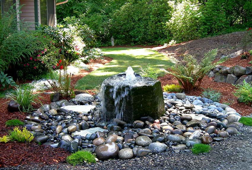 Na malé letní chatě bude kamenná mini fontána vypadat dobře