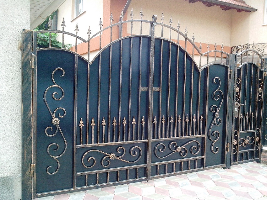Wrought iron gates can be combined with fences made of any materials