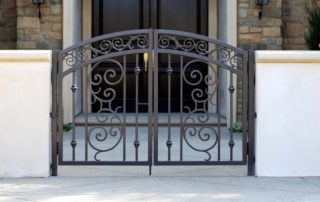 Vrata od kovanog željeza: fotografije elegantnih metalnih konstrukcija