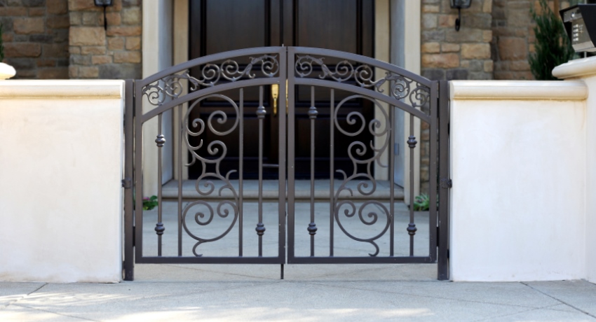 Wrought iron gates: photos of elegant metal structures