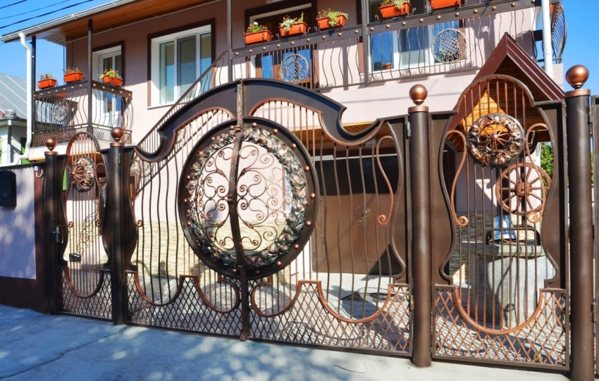 The more artistic elements a forged gate has, the more time it takes to make it