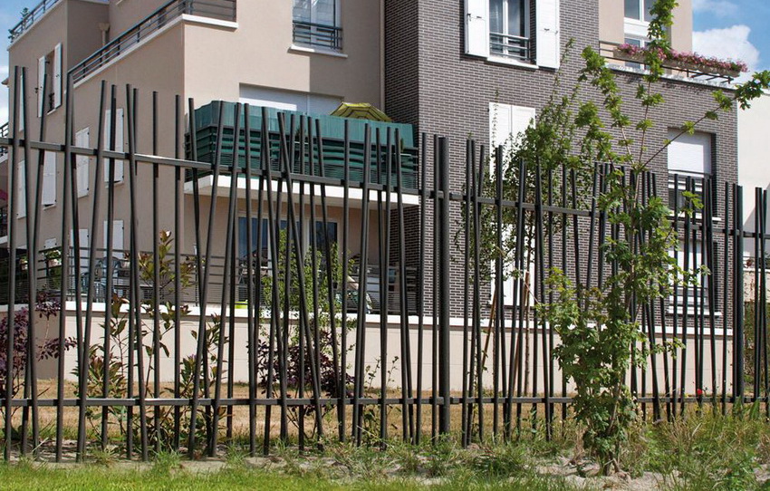 Moderne kovane ograde lako je dizajnirati i upravljati njima
