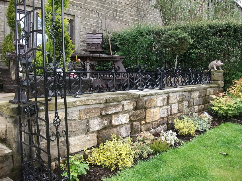 Kovane ograde koriste se ne samo za zaštitu mjesta, već i za njegovo ukrašavanje