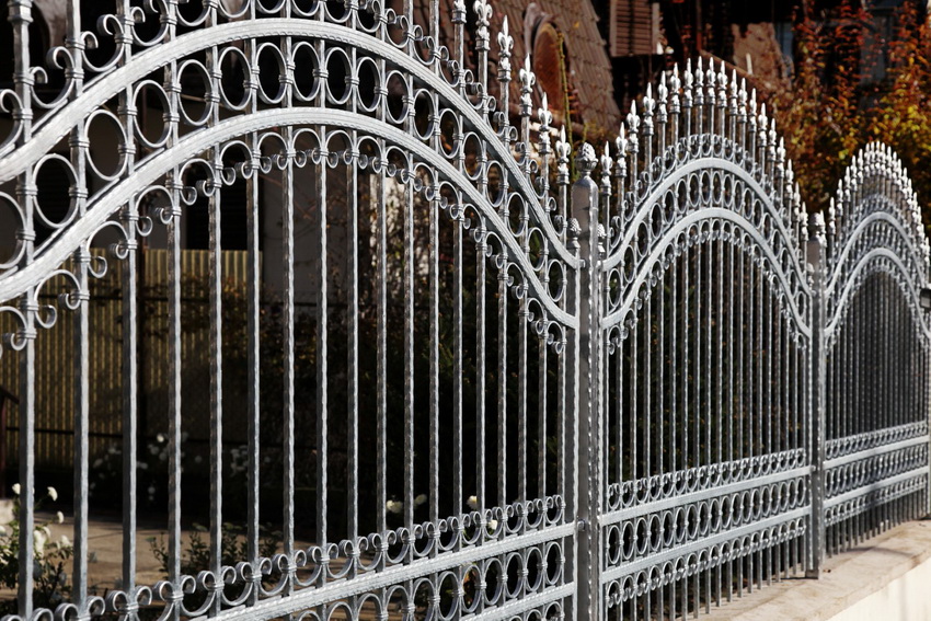 Dizajn kovane ograde određuje cjelokupni izgled mjesta.