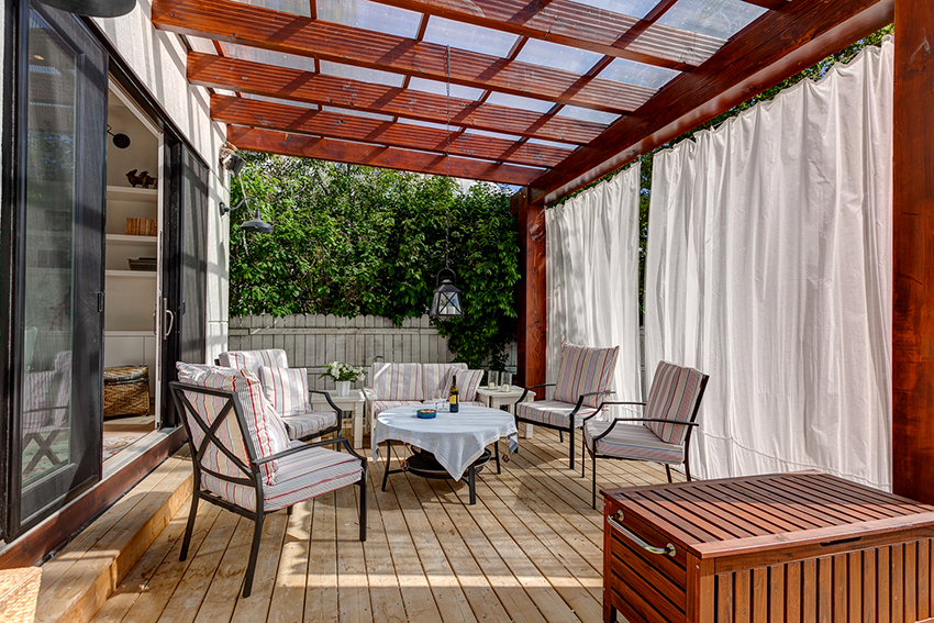 The most essential elements of furniture in gazebos and verandas are tables and chairs.