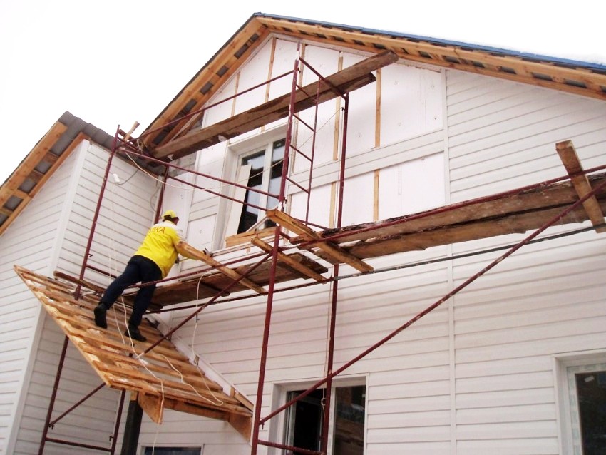 Instalarea unei fațade ventilate poate fi realizată în orice moment al anului, spre deosebire de metoda umedă