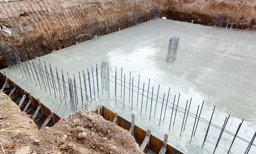 Monolithic foundations often have stiffeners around the perimeter for the upcoming laying of walls