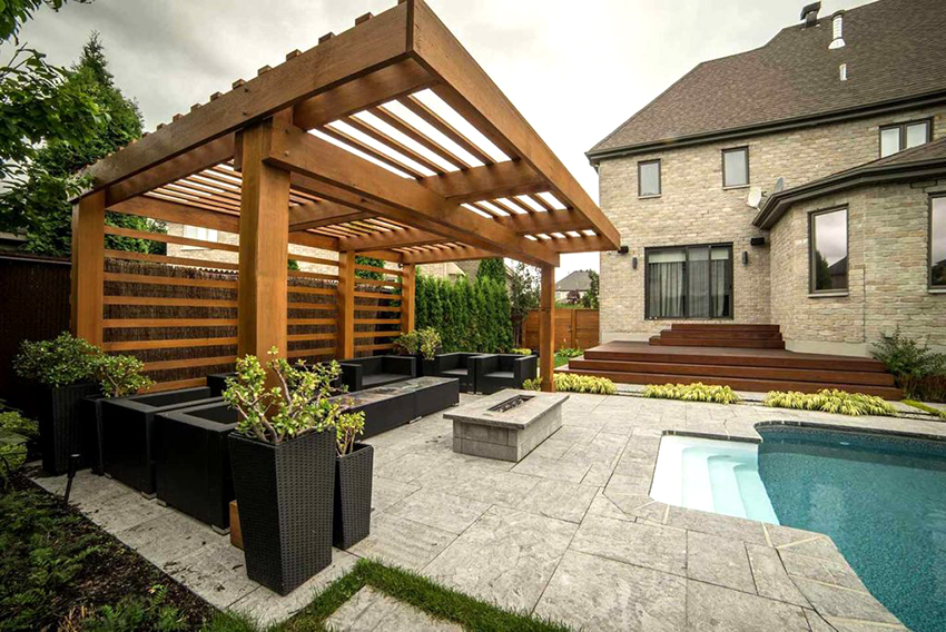 The main difference between the pergola-gazebo is the presence of supports on all sides