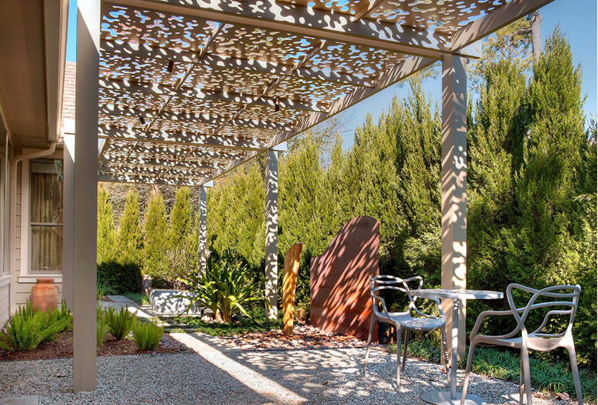 If possible, it is better to entrust the installation of the pergola to specialists.