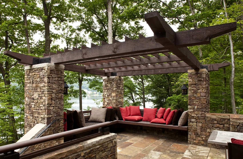 In order for the pergola to fit well into the overall style, it is important to choose the right size structure and find the perfect place for it