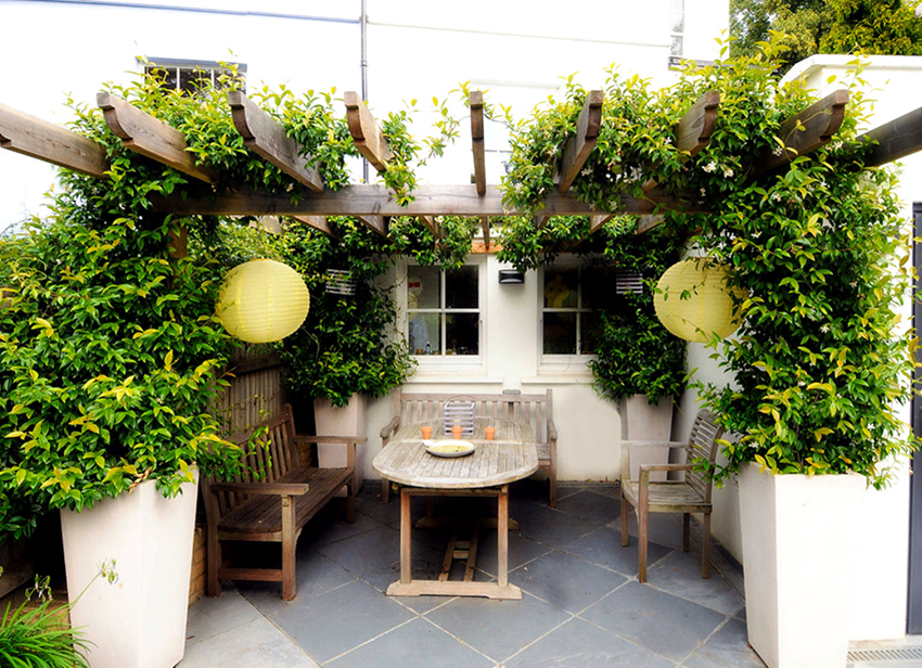 Pergola can act as an additional element in the overall design or play a major role