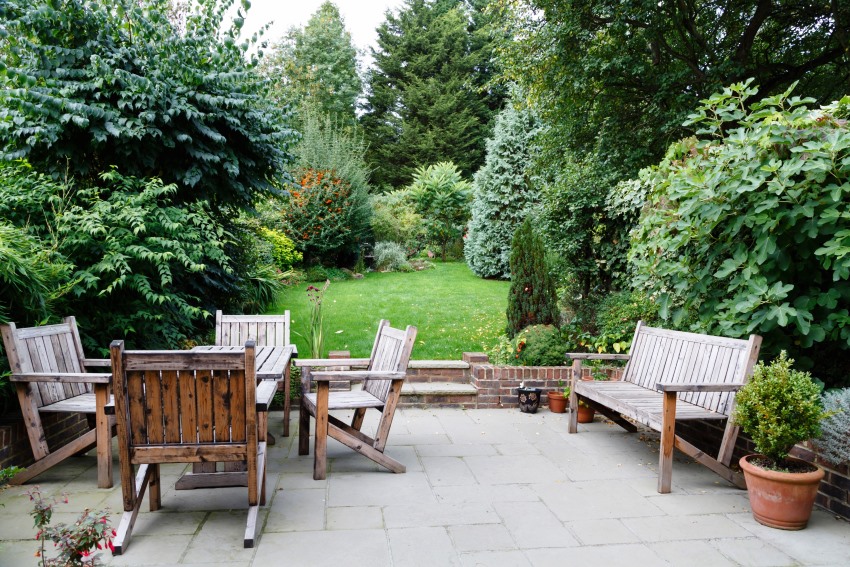 Acacia garden furniture withstands hot and rainy weather well