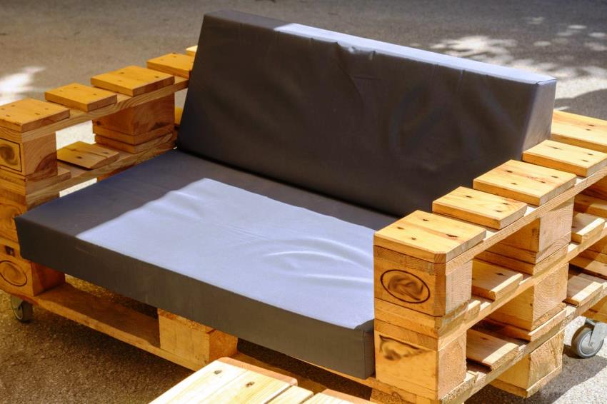 You can create any country furniture from ordinary pallets.