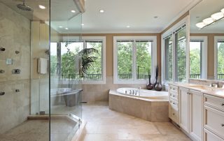 Skleněná sprchová zástěna: krásný a funkční design koupelny
