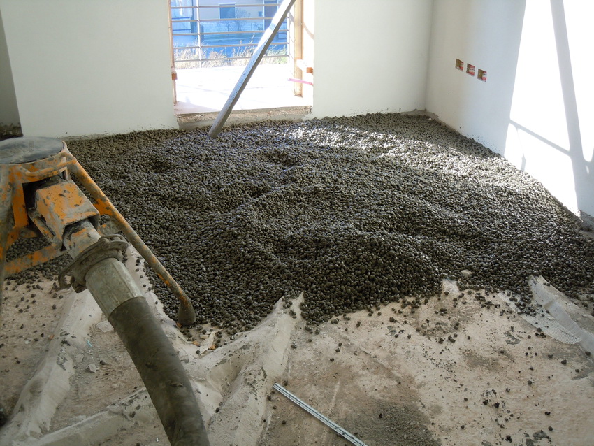 The use of expanded clay significantly extends the life of the screed