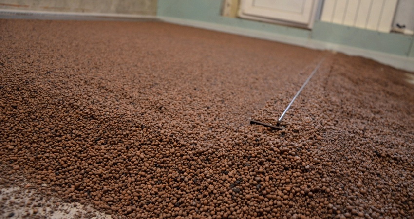 Expanded clay of any fraction is suitable for dry backfilling of the floor, the main thing is that the granules are of the correct shape