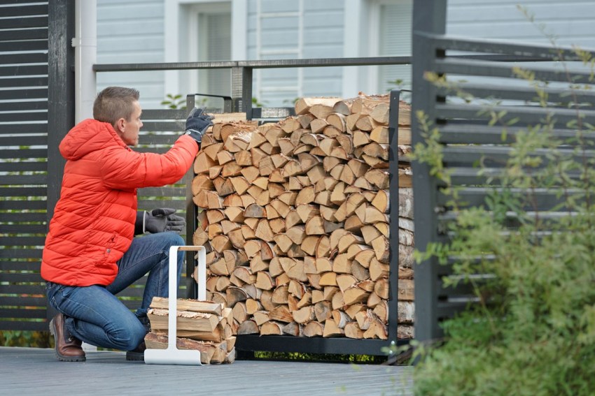 To install a firewood, it is required to prepare parts of the required dimensions from metal profiles