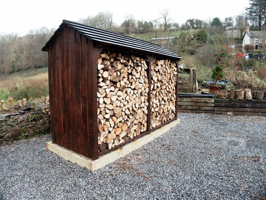Before starting the assembly of the firewood, you need to decide on the dimensions of the structure, and also find the most suitable place for it