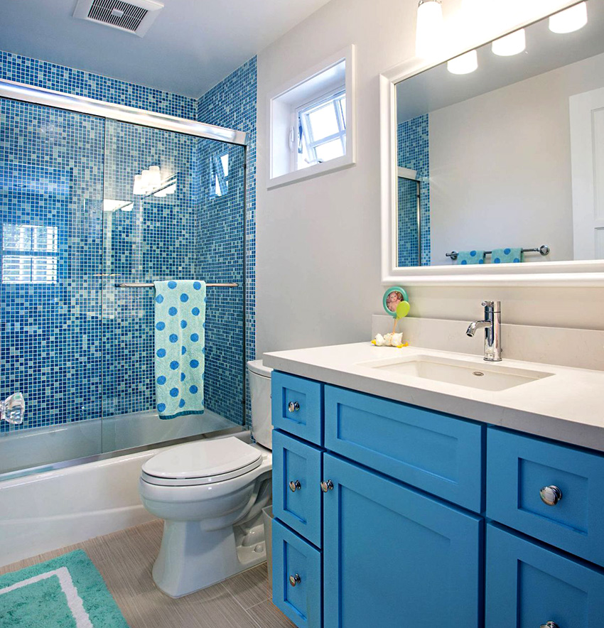 A nautical style is well suited for bathroom design