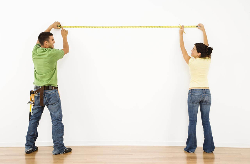 Jedan od načina izračuna broja tapeta je mjerenje opsega zidova i broja traka za rezanje.