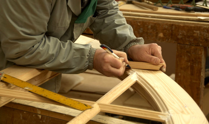Having some carpentry skills and a set of necessary tools, it is easy to make a round table yourself