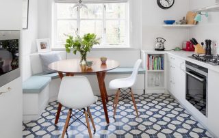 Round table for the kitchen: a classic accent in a modern interior