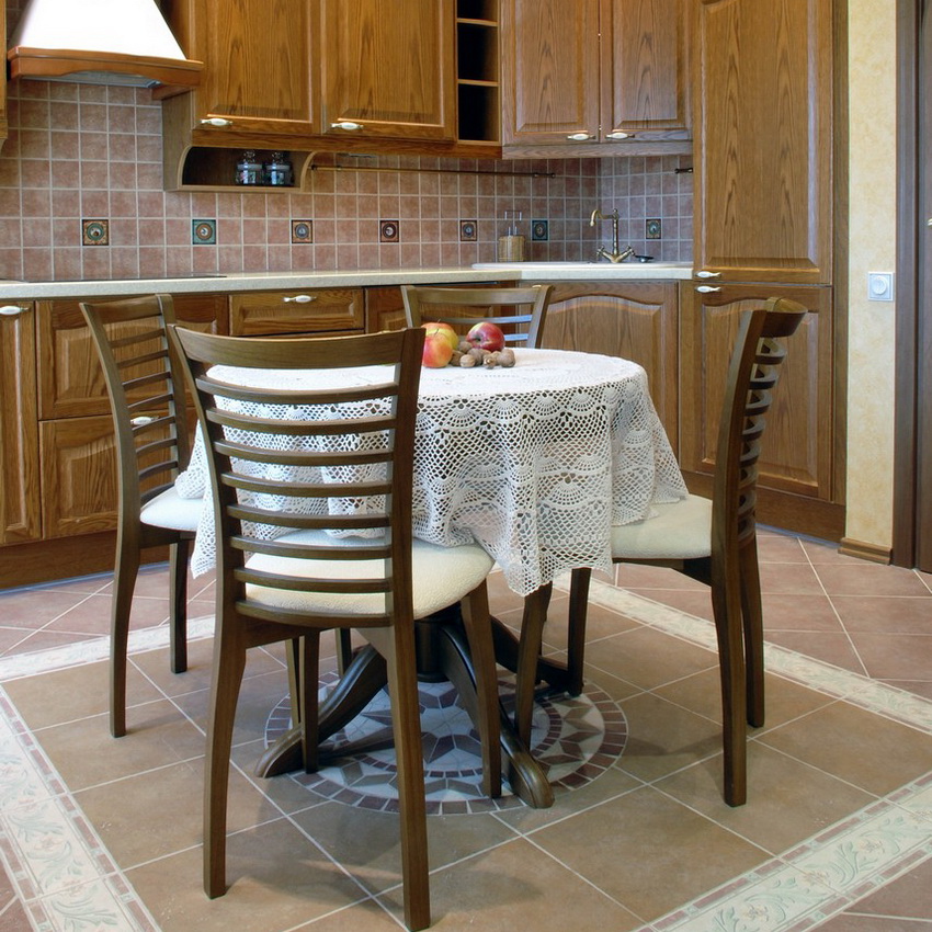 Det mest vellykkede arrangementet av et rundt bord, hvis rommet tillater det, er midt på kjøkkenet
