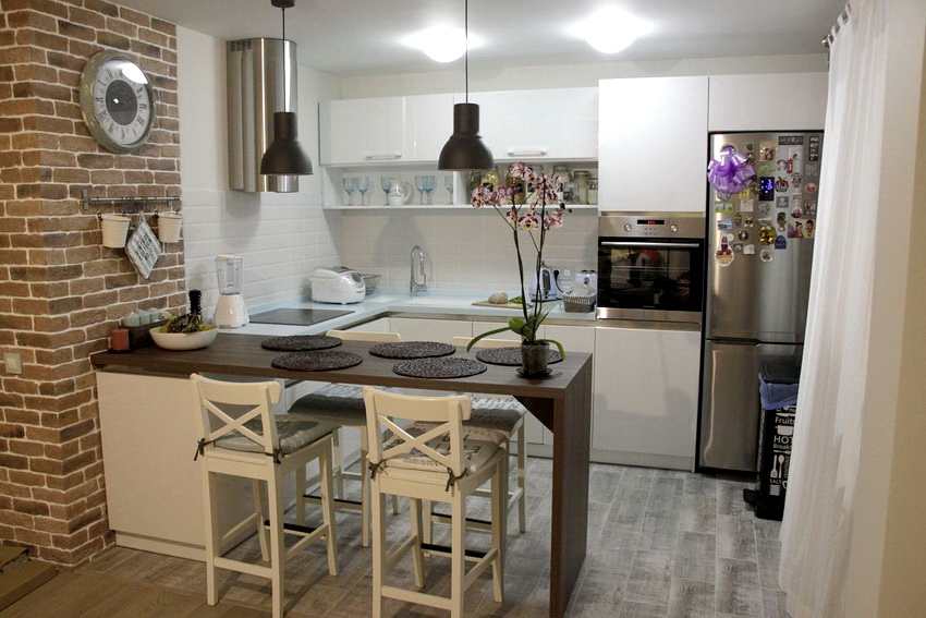 U pravilu su male kuhinje u malim jednosobnim stanovima, u ovom je slučaju najbolja opcija otvoreni plan.