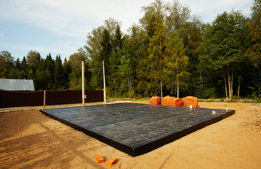 Completely waterproofed foundation slab
