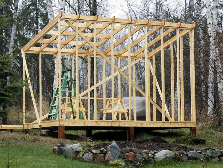 To build a frame of a barn with your own hands, you must use a high-quality timber