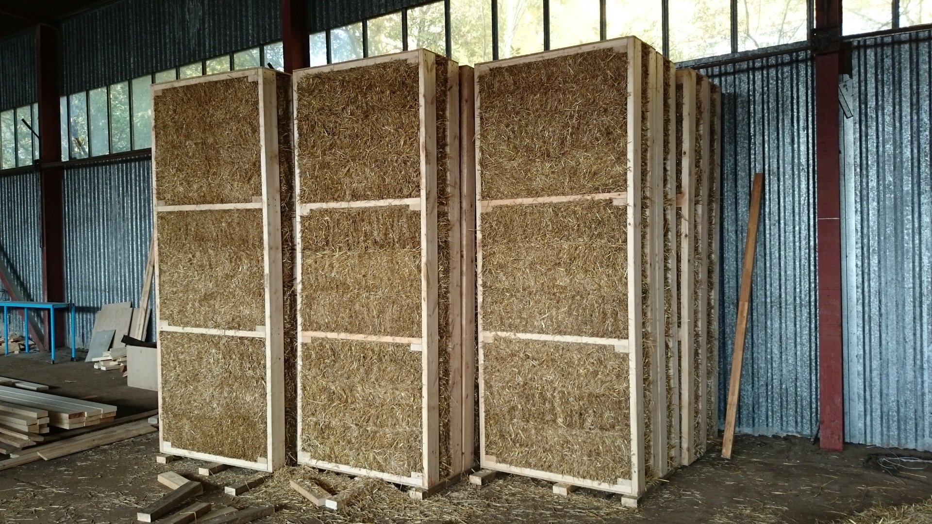 Pressed panels or straw blocks - an inexpensive and sustainable cladding option