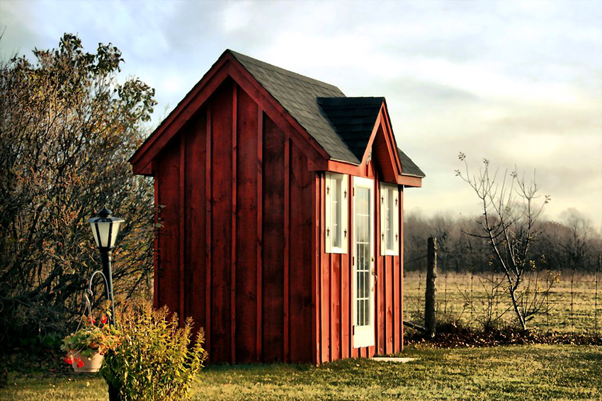 A shed for a summer cottage can be temporary or permanent
