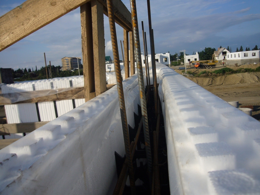 Foam blocks are divided into two large groups: cast and prefabricated