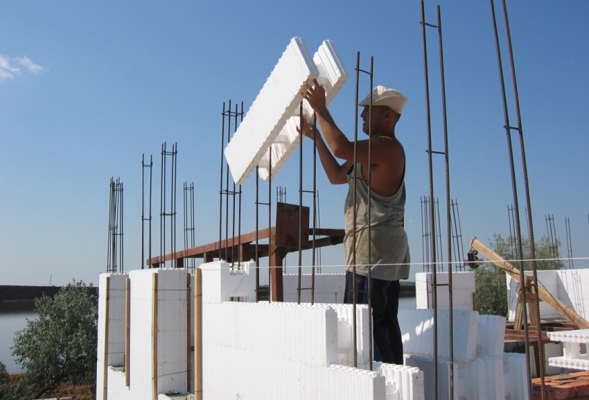When using non-removable blocks of expanded polystyrene, the cost of organizing the foundation is reduced by a third
